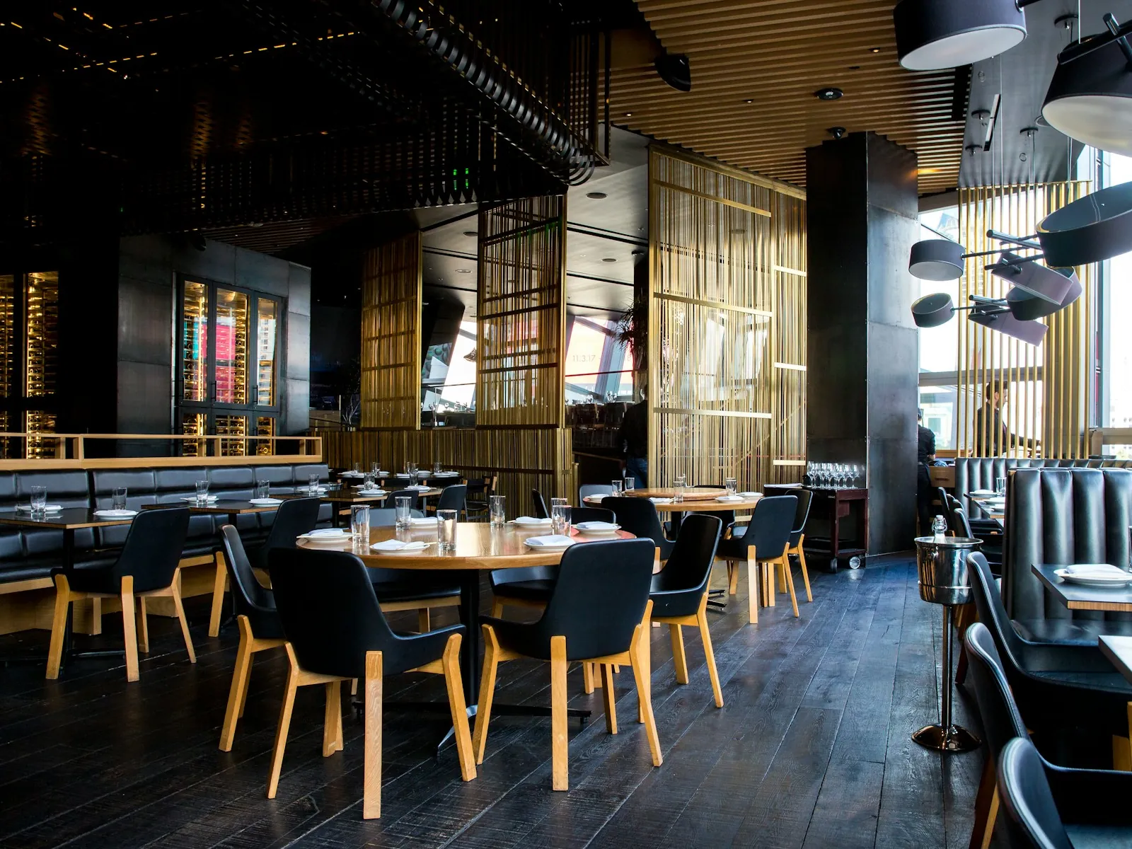 Restaurantinterieur mit Tischen und Stühlen