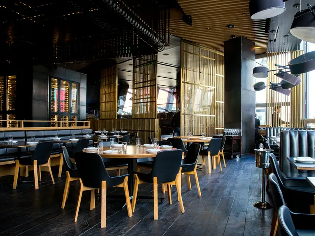 Restaurantinterieur mit Tischen und Stühlen
