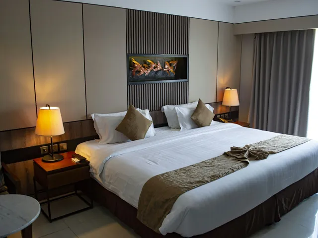 Hotelzimmer mit Doppelbett und warmem Licht