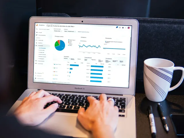 Laptop auf schwarzem Tisch mit geöffnetem Analysebericht