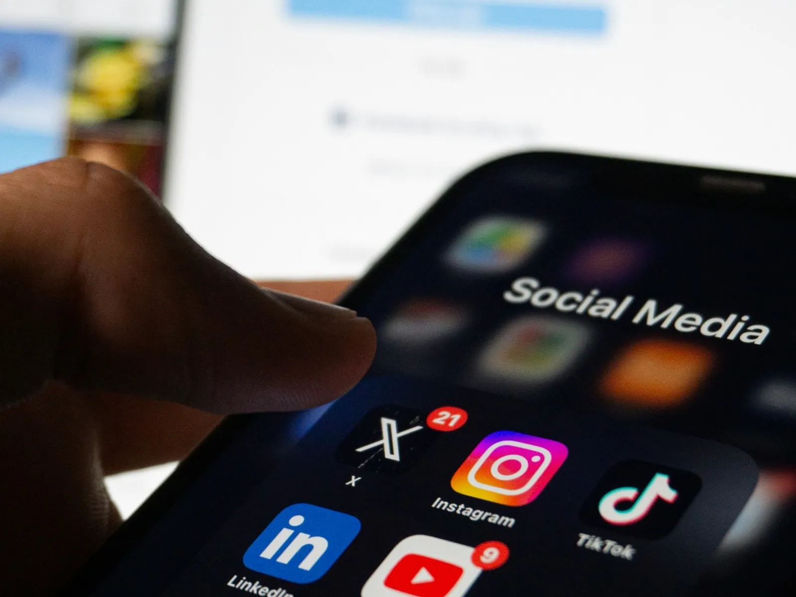 Smartphone mit verschiedenen Social-Media-Apps