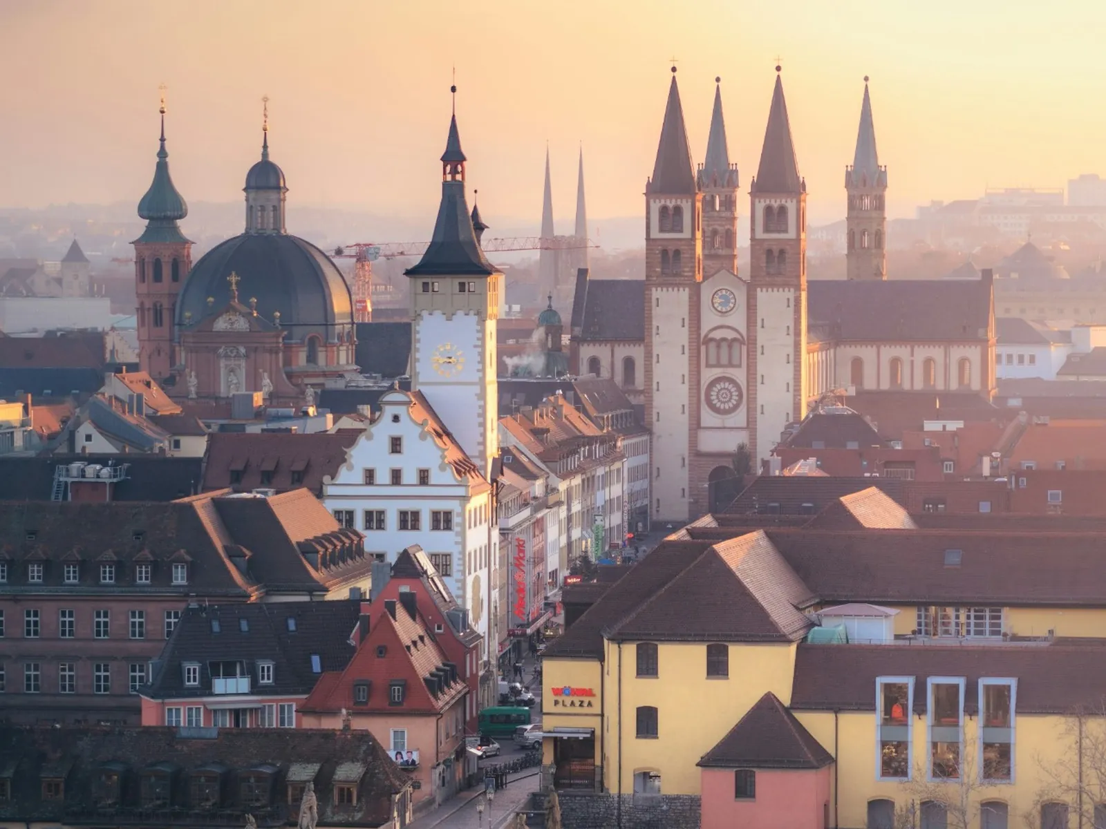 Blick über Würzburg mit Alter Mainbrücke und Dom
