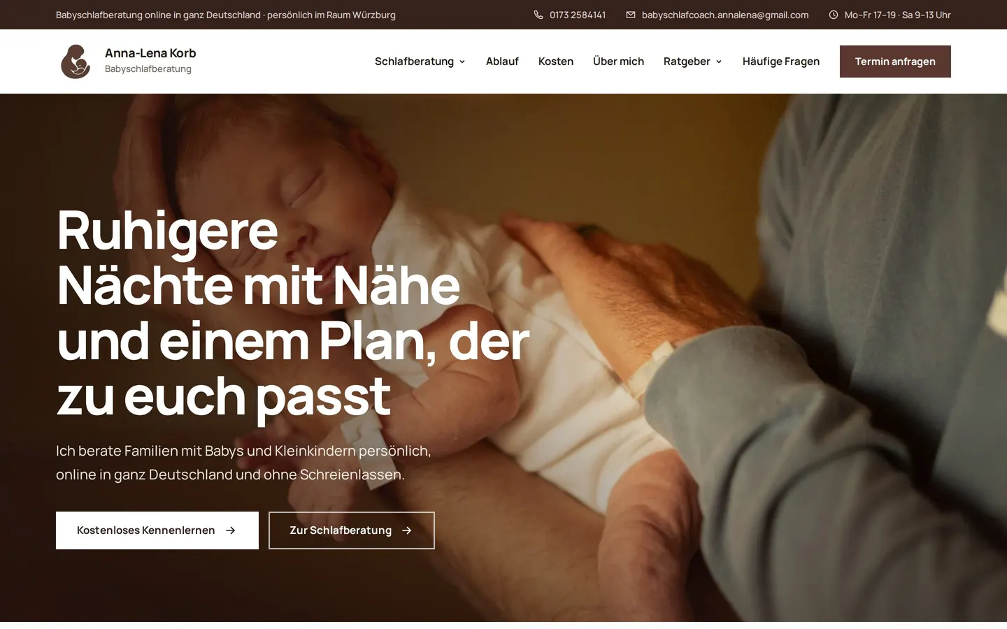 Startseite der Babyschlafberatung Anna-Lena Korb am Laptop: schlafendes Neugeborenes im Arm und die Überschrift „Ruhigere Nächte mit Nähe und einem Plan, der zu euch passt“.